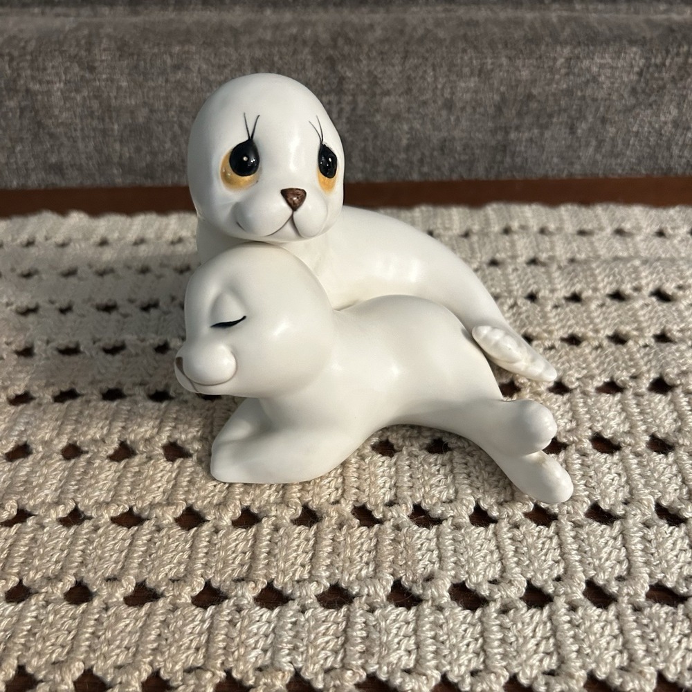 Vtg White Seals Nesting Mother and Baby Figurines Made In Mexico Oxford 70s